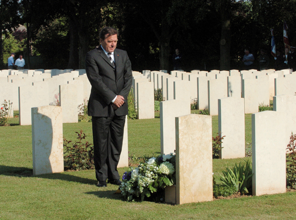 Bundeskanzler Gerhard Schröder legt am Grab eines unbekannten deutschen Soldaten auf der Kriegsgräberstätte Ranville in Frankreich einen Kranz nieder (6. Juni 2004)